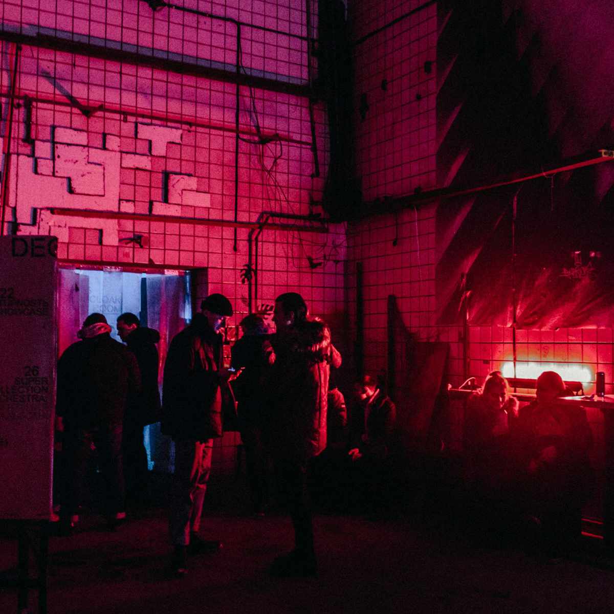 Menschen feiern auf einer Clubnacht
